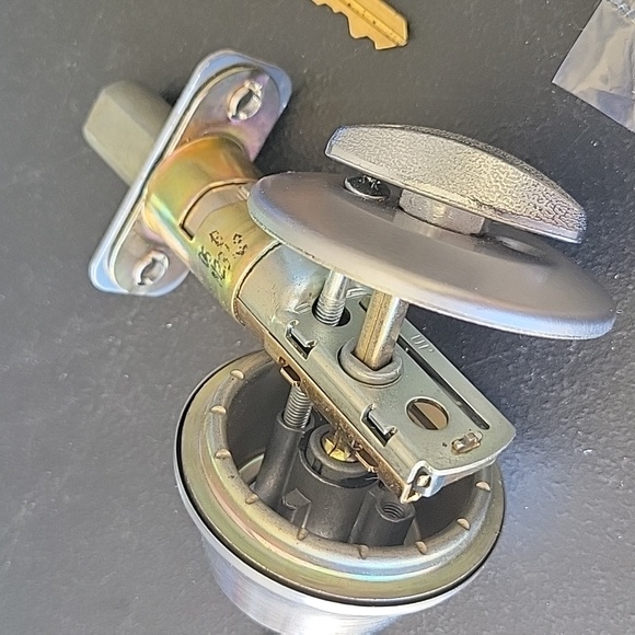 Kwikset  Used Deadbolt Door Single Cylinder Lock With 2 Keys - Picture 5 of 9